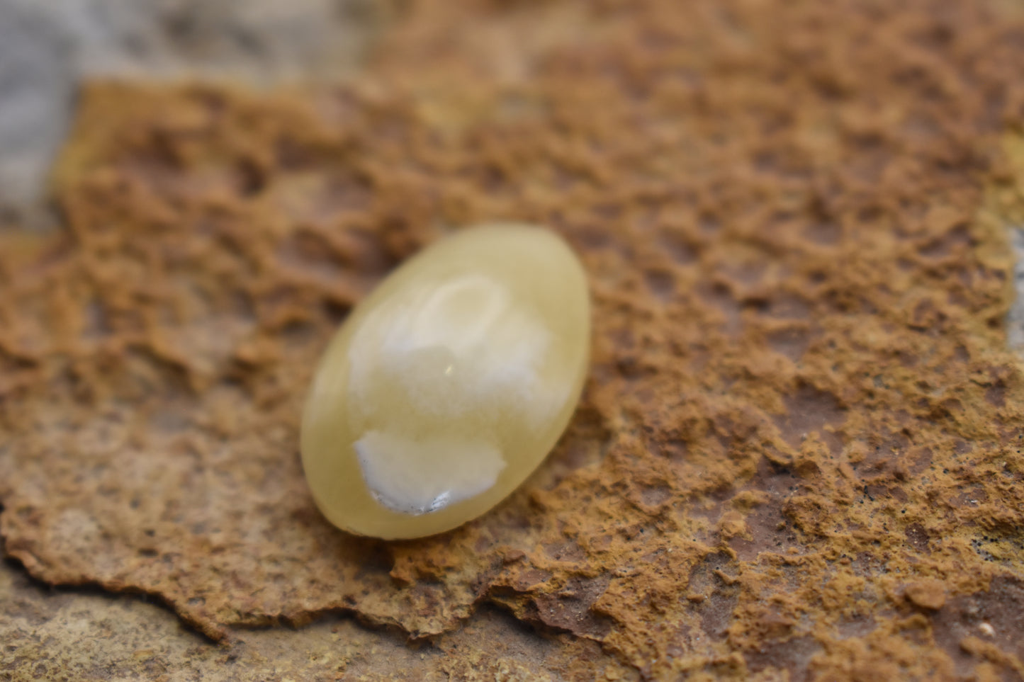 Yellow Calcite – Oval 25.2x16.4x8.0