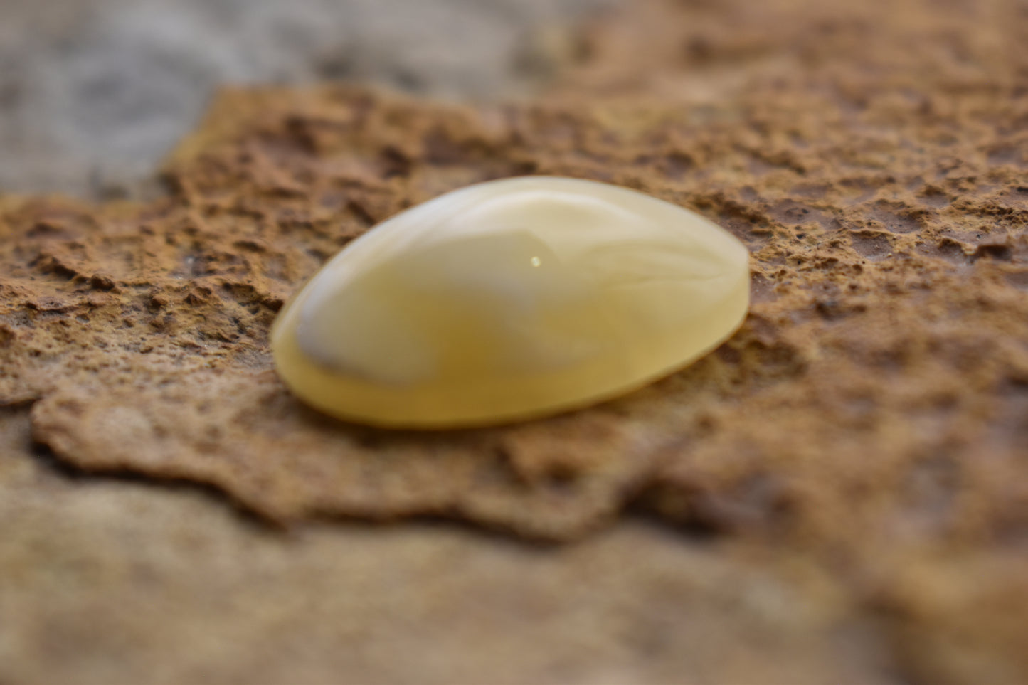Yellow Calcite – Oval 25.2x16.4x8.0