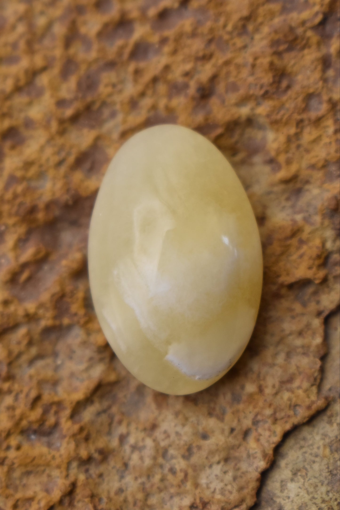 Yellow Calcite – Oval 25.2x16.4x8.0