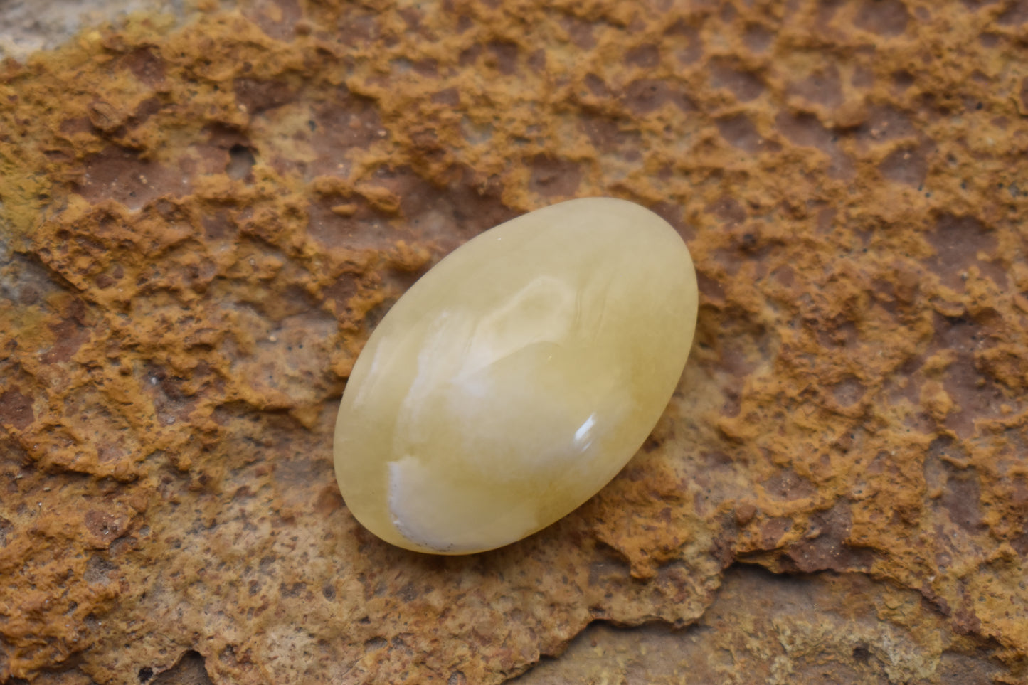 Yellow Calcite – Oval 25.2x16.4x8.0