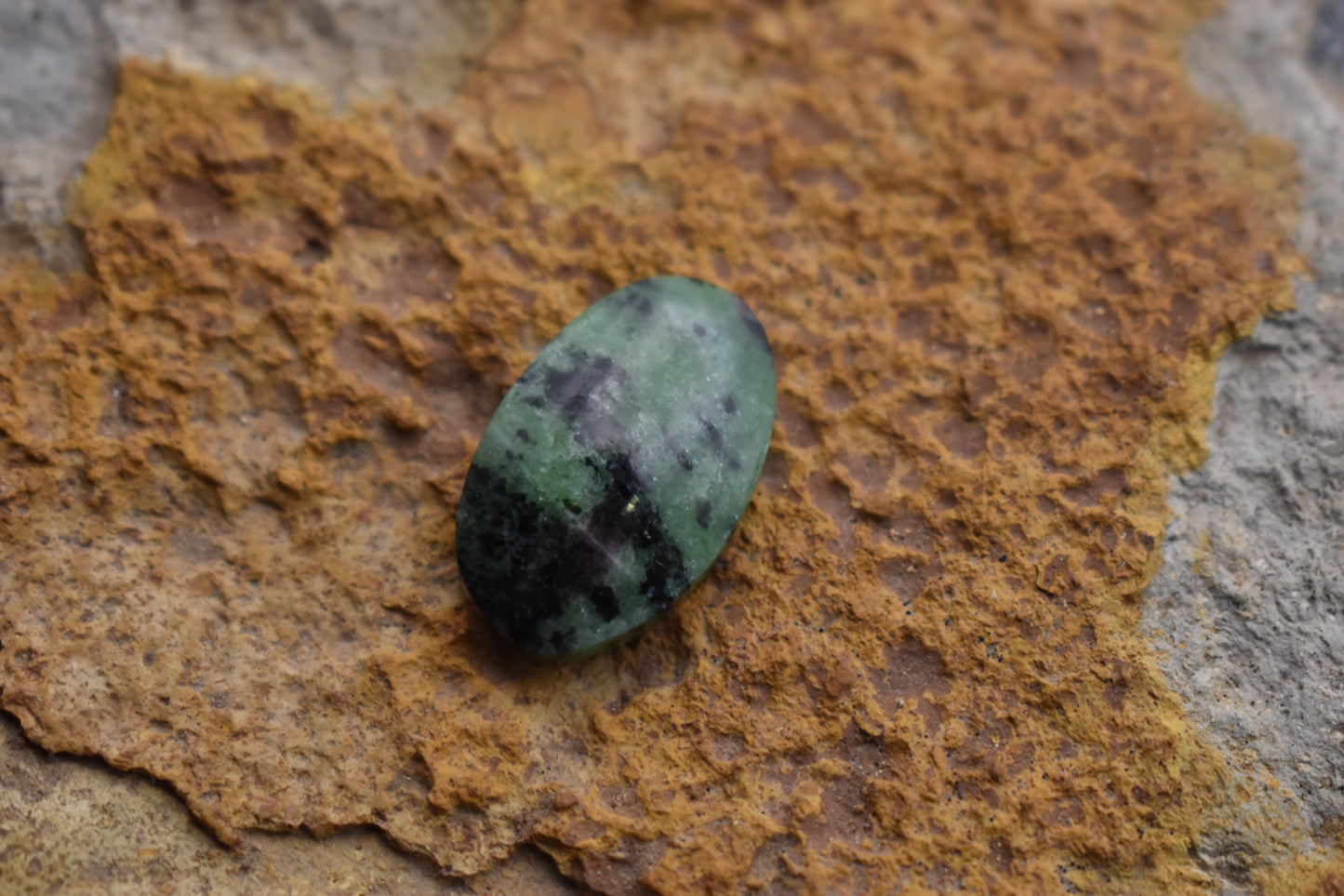 Ruby Zoisite – Oval 24.4x15.3x5.5