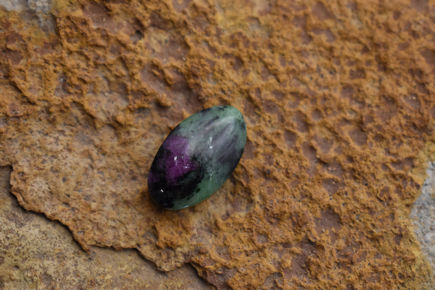 Ruby Zoisite – Oval 19.9x11.8x5.5