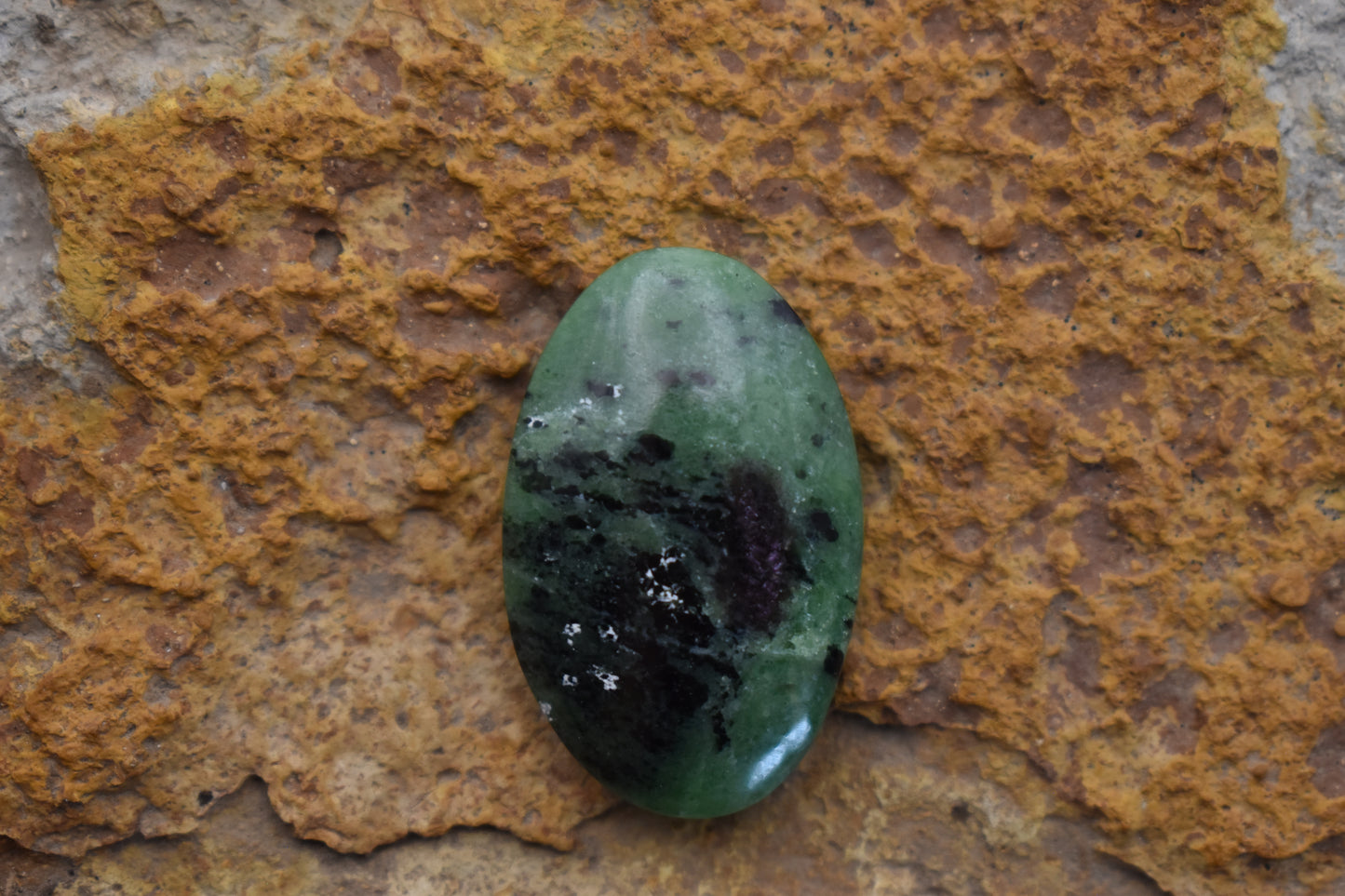 Ruby Zoisite – Oval 31x19.7x6.8